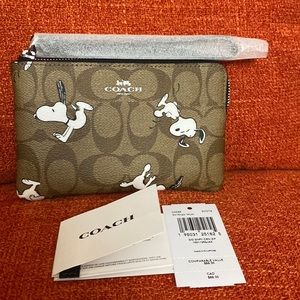 NWT Coach X Peanuts Corner Zip Wristlet In Signature Canvas With Snoopy Print